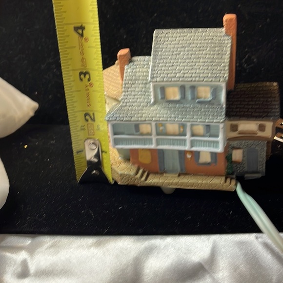 Avon (1989) Vintage “Early American Light Up Village Collection- Town Square” - Picture 6 of 9